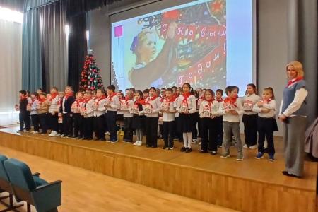 Московские коммунисты поздравляют пионеров с наступающим Новым годом