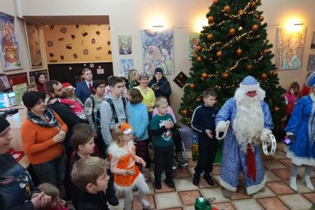 Челябинские коммунисты поздравили детей с Новым годом