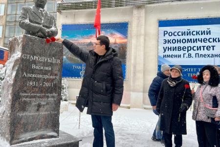 Тульские коммунисты и комсомольцы возложили цветы   к памятнику В.А. Стародубцеву