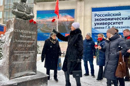 Тульские коммунисты и комсомольцы возложили цветы   к памятнику В.А. Стародубцеву
