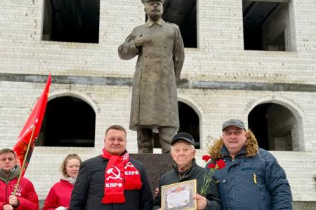Нижегородские коммунисты почтили память И.В. Сталина в день его 146-летия