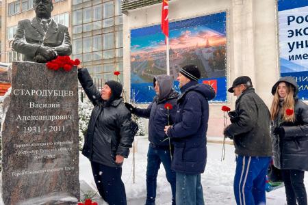 Тульские коммунисты и комсомольцы возложили цветы   к памятнику В.А. Стародубцеву