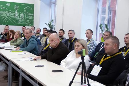 Олег Лебедев передал слова приветствия от лидера КПРФ Геннадия Зюганова участникам Всероссийского конгресса пчеловодов