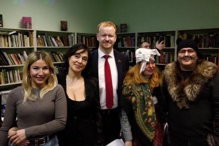 В канун Нового года Денис Парфенов поздравил детей в московском районе Алтуфьево