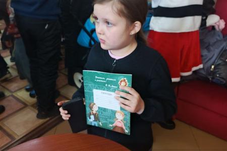 Челябинские коммунисты поздравили детей с Новым годом