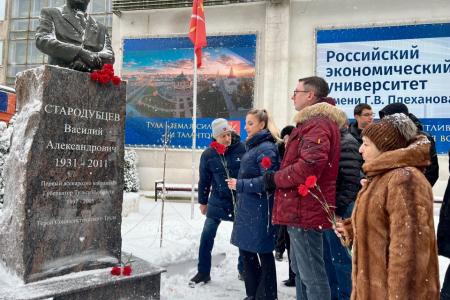 Тульские коммунисты и комсомольцы возложили цветы   к памятнику В.А. Стародубцеву