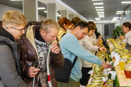 Олег Лебедев передал слова приветствия от лидера КПРФ Геннадия Зюганова участникам Всероссийского конгресса пчеловодов