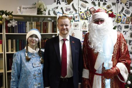 В канун Нового года Денис Парфенов поздравил детей в московском районе Алтуфьево