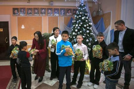 Новогодние подарки детям от Калмыцкого рескома партии