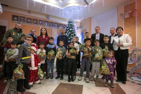 Новогодние подарки детям от Калмыцкого рескома партии