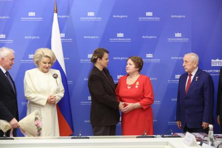 В Госдуме состоялось награждение медалью Министерства обороны Российской Федерации «За помощь и милосердие»
