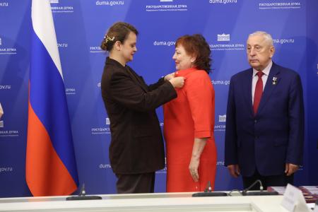 В Госдуме состоялось награждение медалью Министерства обороны Российской Федерации «За помощь и милосердие»