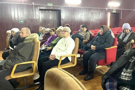 Депутат фракции КПРФ в Народном Хурале Калмыкии Петр Эрендженов провел в Цаган Амане встречу с избирателями