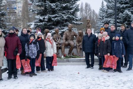 Тимуровцам везде дорога! В Курске Н.Н. Иванов принял участие в открытии памятника писателю-земляку Аркадию Гайдару и тимуровцам
