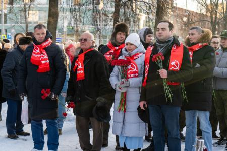 Пермские коммунисты возложили цветы к мемориалу "Солдат России"