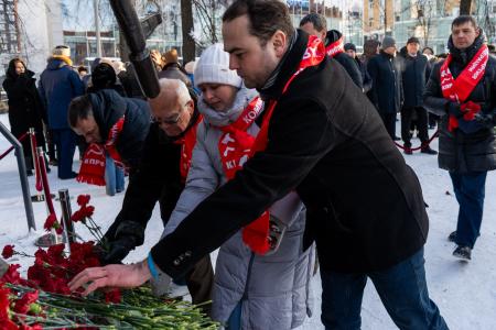Пермские коммунисты возложили цветы к мемориалу "Солдат России"
