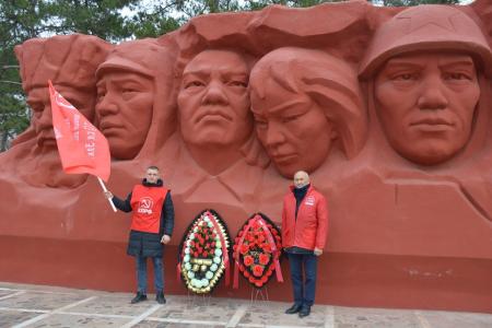 В День неизвестного солдата коммунисты Калмыкии возложили цветы к Вечному огню
