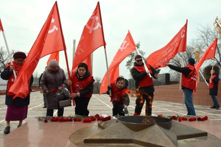 В День неизвестного солдата коммунисты Калмыкии возложили цветы к Вечному огню