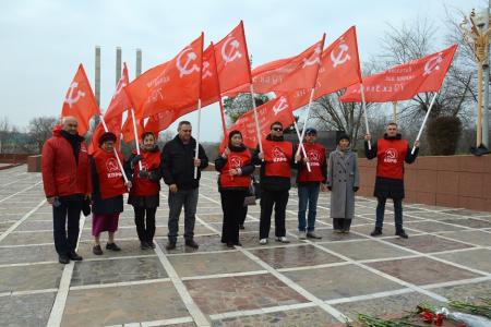 В День неизвестного солдата коммунисты Калмыкии возложили цветы к Вечному огню