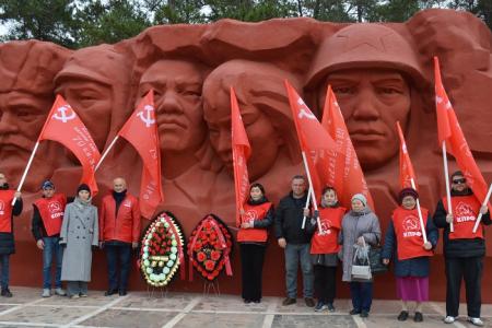 В День неизвестного солдата коммунисты Калмыкии возложили цветы к Вечному огню