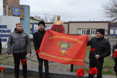 Астраханские коммунисты возложили цветы к памятнику И.В. Сталину