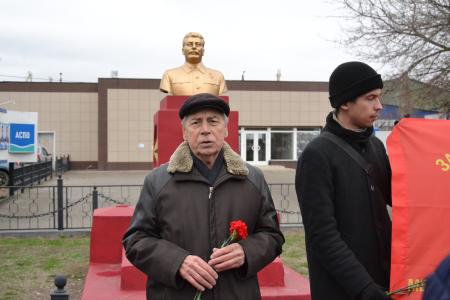 Астраханские коммунисты возложили цветы к памятнику И.В. Сталину