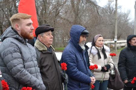Астраханские коммунисты возложили цветы к памятнику И.В. Сталину