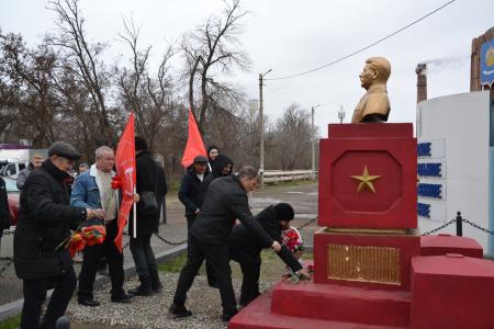 Астраханские коммунисты возложили цветы к памятнику И.В. Сталину