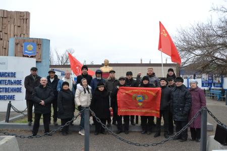 Астраханские коммунисты возложили цветы к памятнику И.В. Сталину