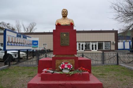Астраханские коммунисты возложили цветы к памятнику И.В. Сталину