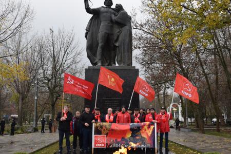 Дагестанские коммунисты организовали возложение цветов ко Дню Воинской Славы России