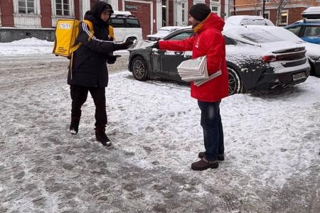 Раздача газет КПРФ в столице Карелии