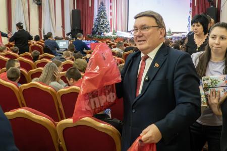 Курские коммунисты во главе с Николаем Ивановым вручили новогодние подарки детям семей защитников Отечества
