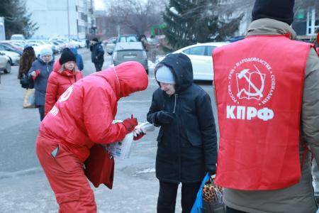 Омск. Общественная приёмная в красной палатке