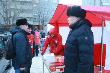 Омск. Общественная приёмная в красной палатке