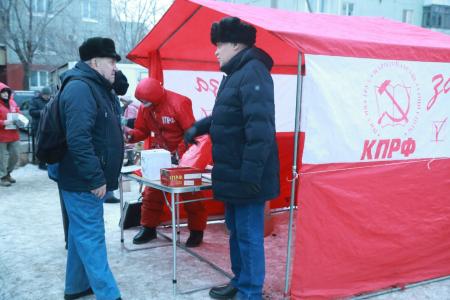 Омск. Общественная приёмная в красной палатке