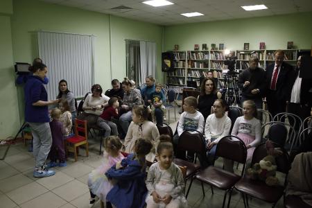 Москва. Новый год в Алтуфьевском районе. Д.А. Парфёнов и Н.Г. Зубрилин поздравили детей с наступающим праздником