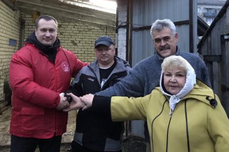 Коммунисты приступили к раздаче гуманитарной помощи в брянском приграничье