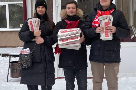 Красные листовки в зимнем Кемерово. КПРФ доносит правду до горожан