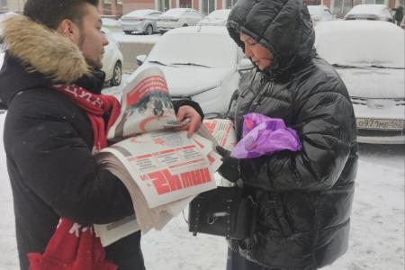 Красные листовки в зимнем Кемерово. КПРФ доносит правду до горожан