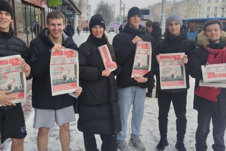 Красные листовки в зимнем Кемерово. КПРФ доносит правду до горожан