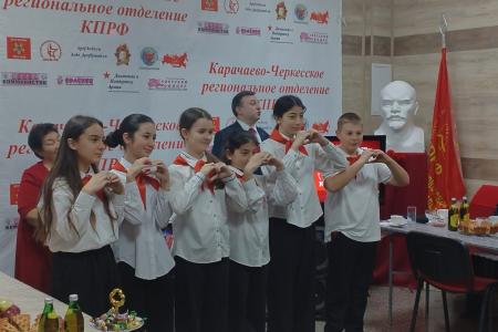 Карачаево-Черкесские коммунисты провели акцию ко Дню матери