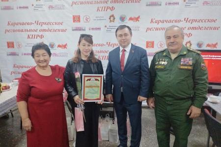 Карачаево-Черкесские коммунисты провели акцию ко Дню матери