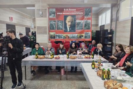 Карачаево-Черкесские коммунисты провели акцию ко Дню матери