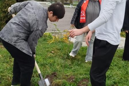 Кабардино-Балкария. Благодаря коммунистам Урванского района в школе села Псыкод высажены деревья на "Аллеи памяти"