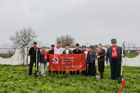 Кабардино-Балкария. Благодаря коммунистам Урванского района в школе села Псыкод высажены деревья на "Аллеи памяти"