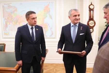 В Совете Федерации наградили заместителя командира добровольческого корпуса Министерства Обороны Анатолия Бибилова