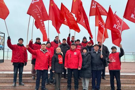 В Самаре коммунисты возложили цветы к Вечному огню в День неизвестного солдата