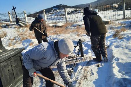 Коммунисты Забайкалья привели в порядок Некрополь декабристов