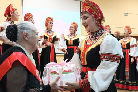 Воронеж: юбилей Риммы Ивановны Харахурсах, ветерана Коммунистической партии, руководителя детского фольклорного ансамбля "Желанушка" и музея "Русская песня"